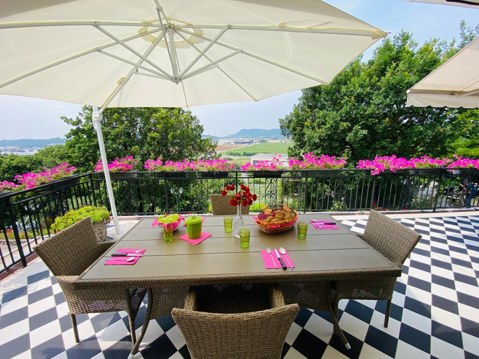 Villa Poggio Ulivo Pool-Apartments Rivoli Veronese Eksteriør bilde
