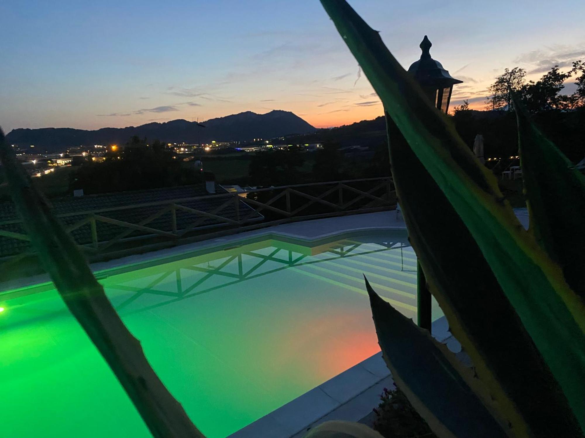 Villa Poggio Ulivo Pool-Apartments Rivoli Veronese Eksteriør bilde